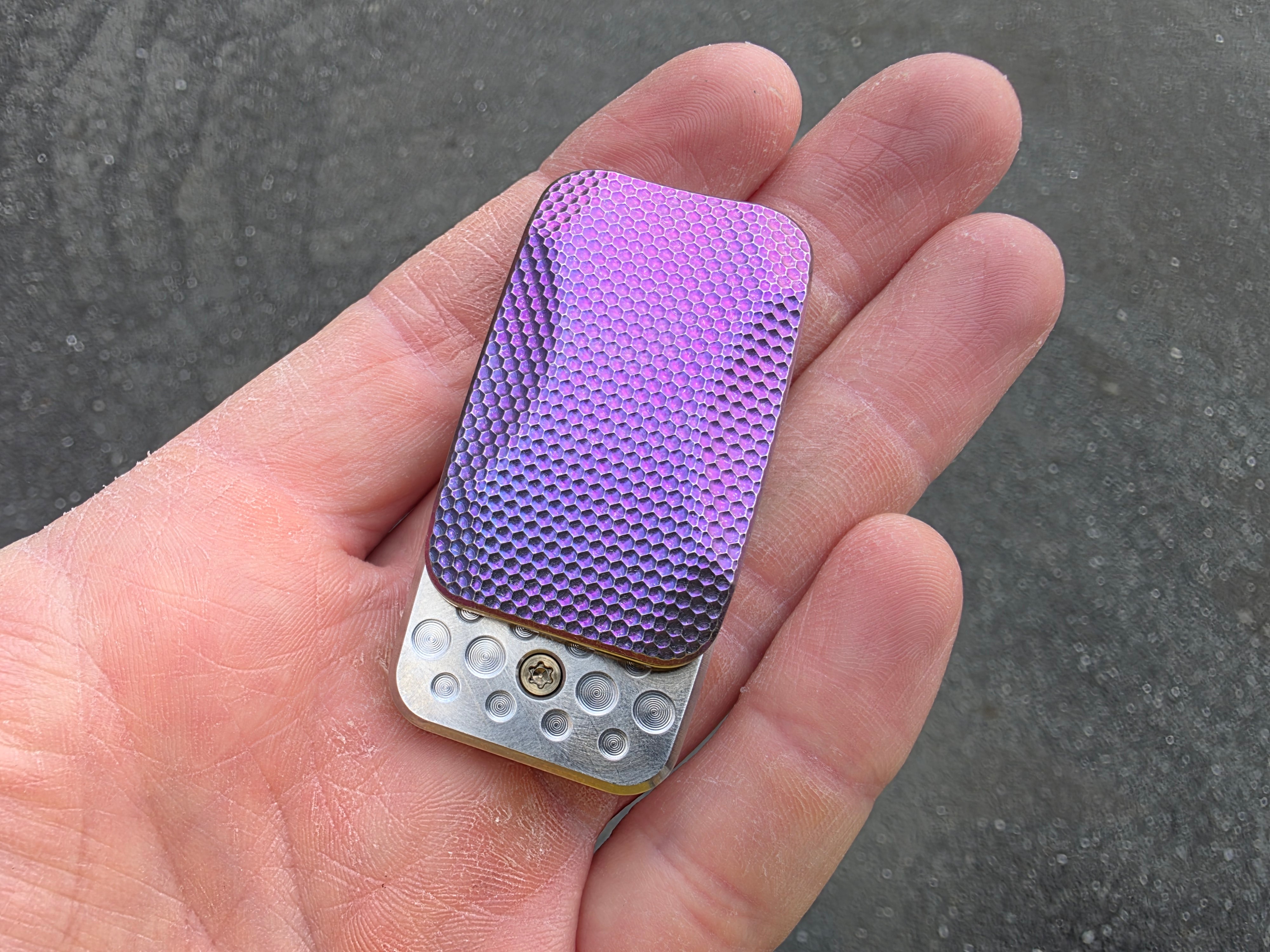 Titanium - SE186 - Squashed Toad - 3-Click