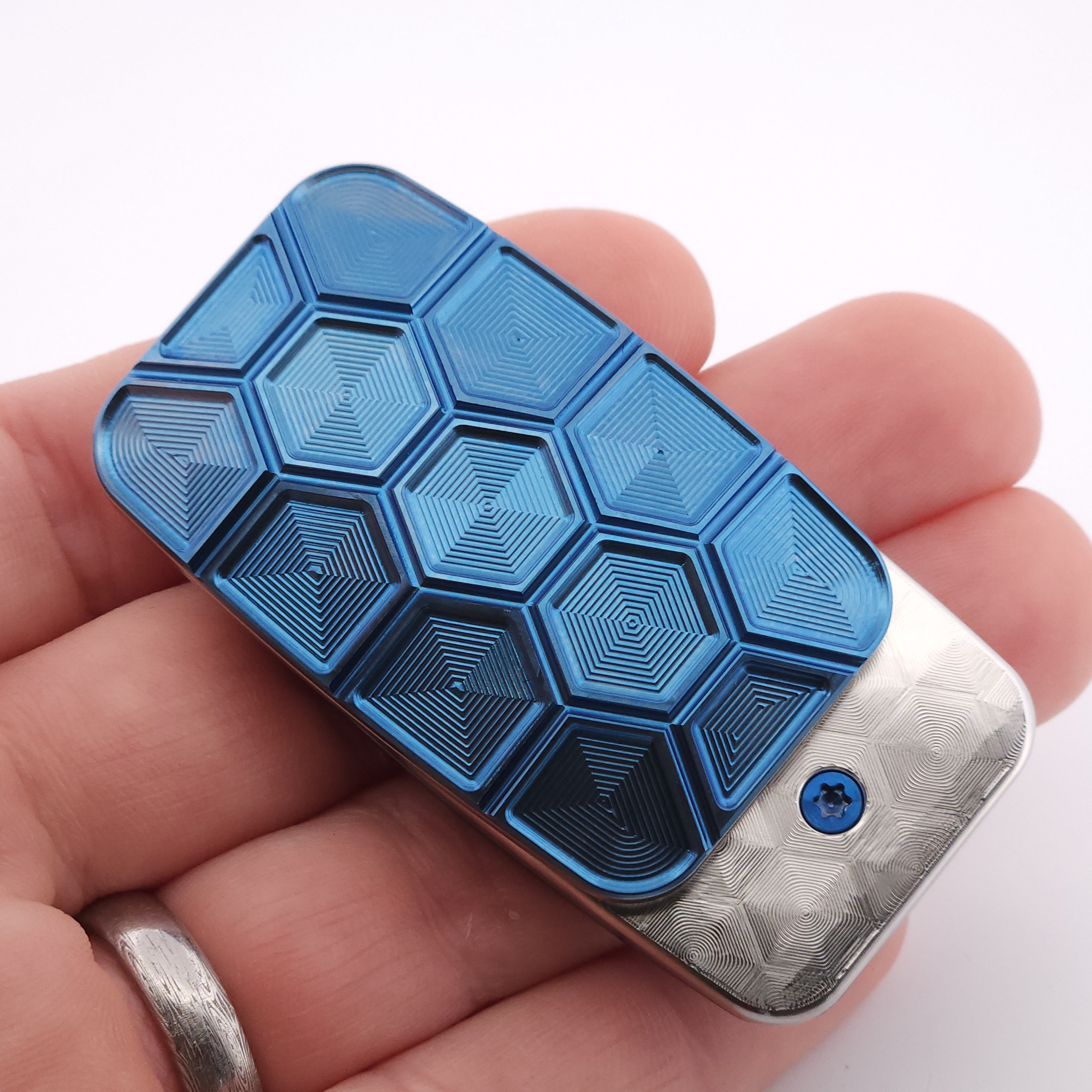 TAH337 - Flat Turtle "Inverse"